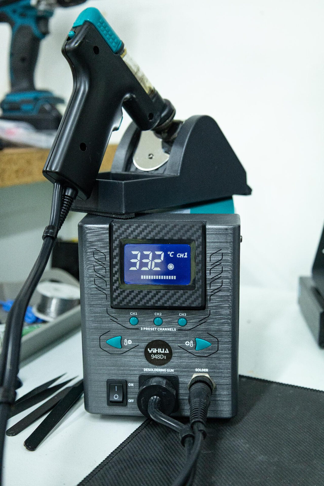 A Yihua 948D-I desoldering station with the vacuum gun resting in its holder, display showing 332 degrees C